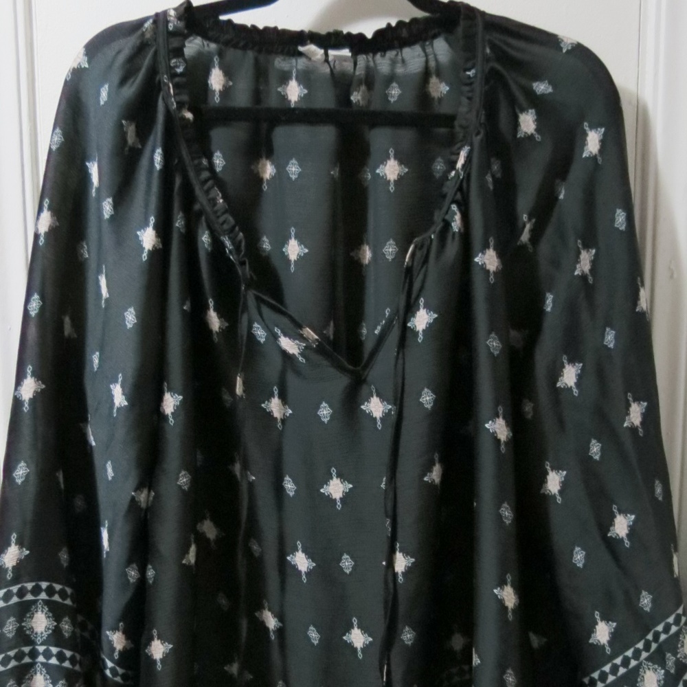 Beautiful black w/white detail blouse